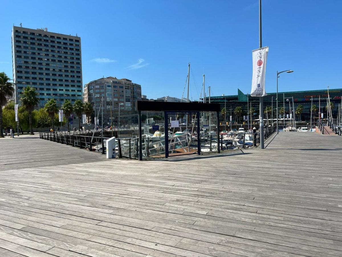 Casa Flotante En El Puerto De Vigo - Different Charter Hotel Exterior foto